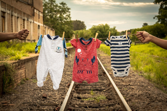 Comment habiller bébé pour sortir : le guide complet selon la température