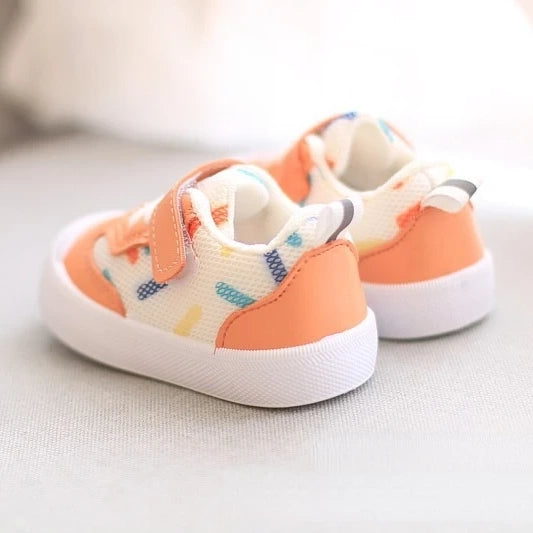 Chaussure_bebe_a_fermeture_velcro_arriere