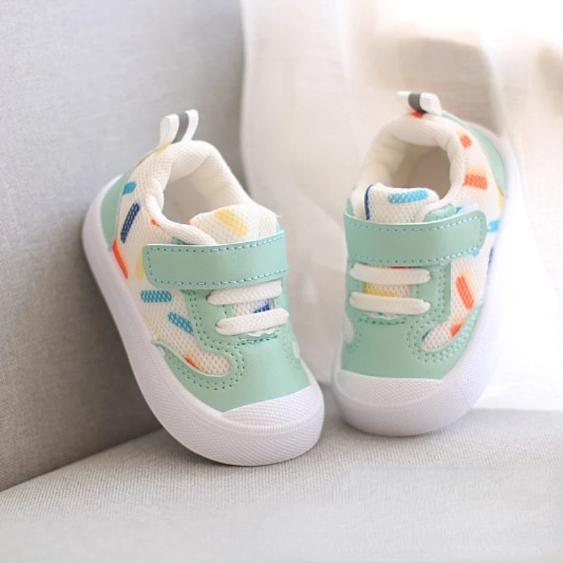 Chaussure bebe a fermeture velcro vert details