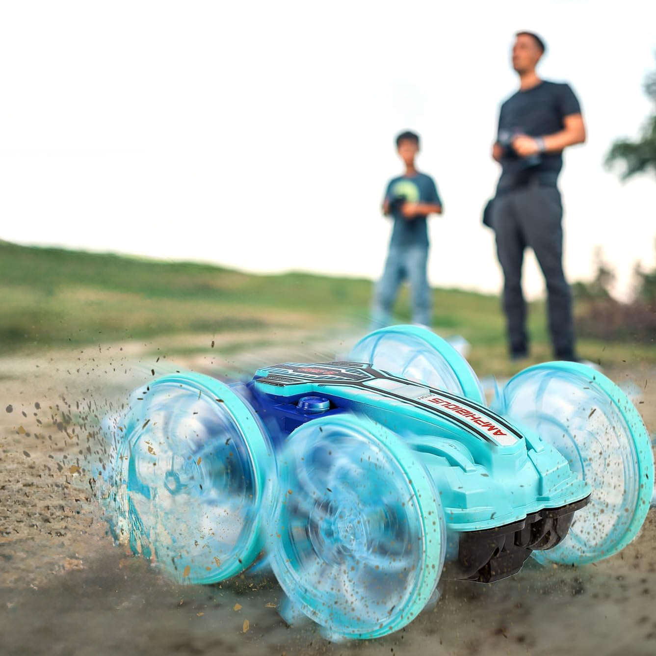 voiture télécommandée enfant et papa jouent