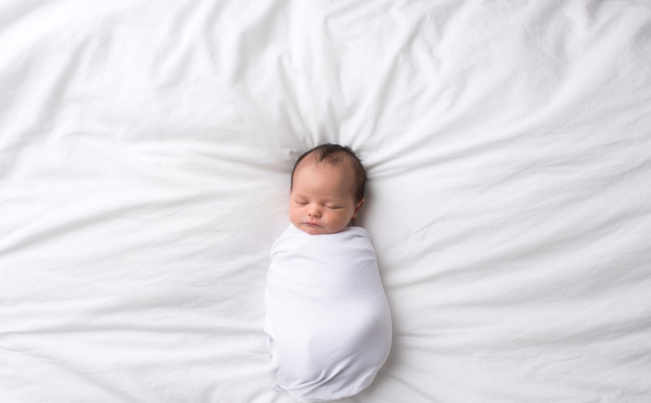 Bébé emmailloté : Une ancienne pratique pour un sommeil paisible