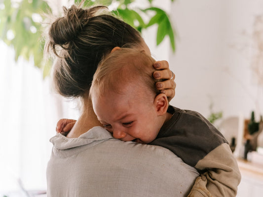 Les pleurs de décharge du bébé : comprendre et apaiser ces soirées difficiles