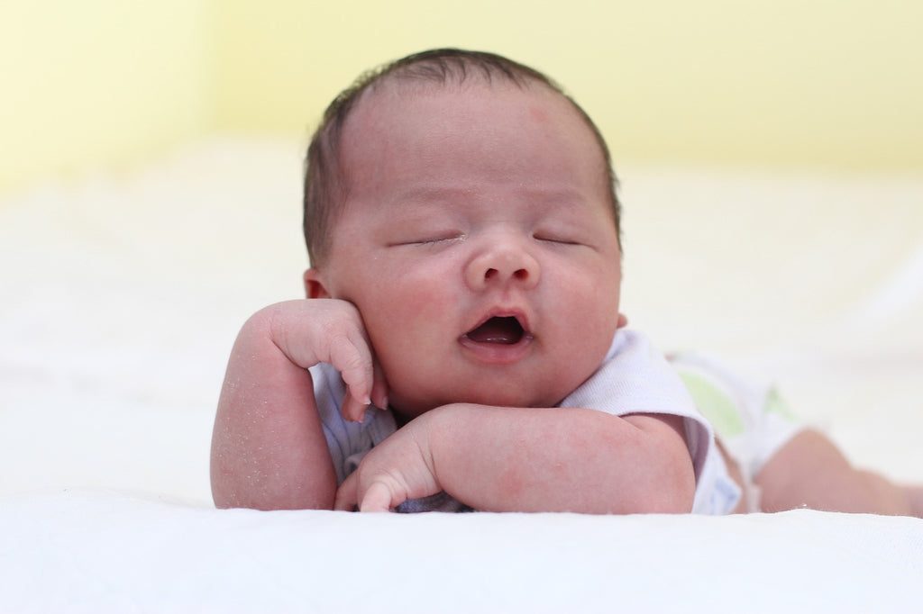 Bébé dort sur le ventre : est-ce dangereux ?