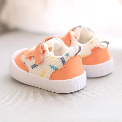 Chaussure_bebe_a_fermeture_velcro_arriere