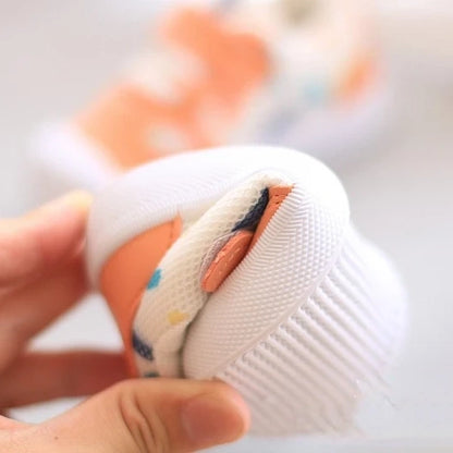 Chaussure_bebe_a_fermeture_velcro_souplesse