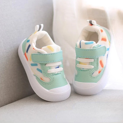 Chaussure bebe a fermeture velcro vert details