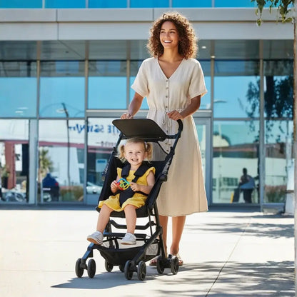 Poussette compacte pliable maman fille