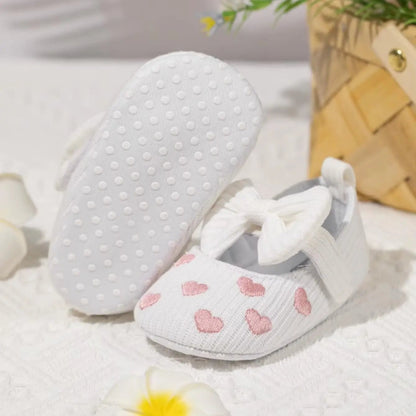 chaussure-bebe-fille-en-coton-blanc-a-coeurs-semelle
