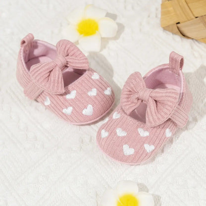 chaussure-bebe-fille-en-coton-rose-a-coeurs-blancs-details