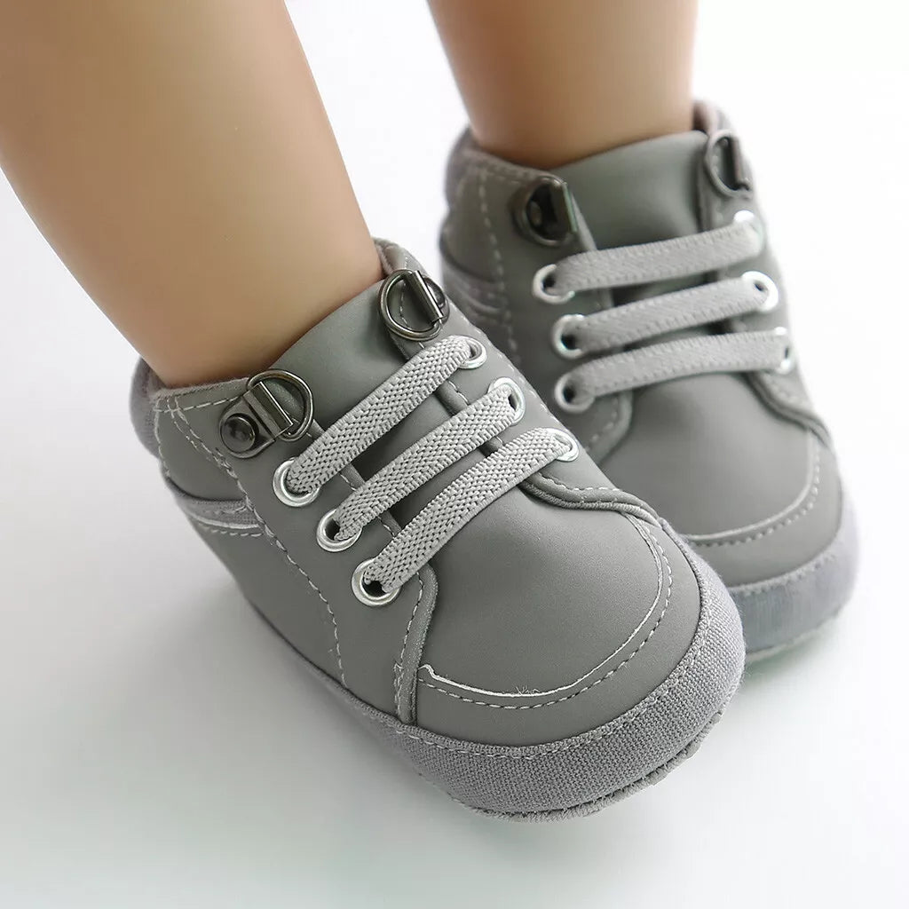 chaussure_bebe_en_cuir_gris_fonce