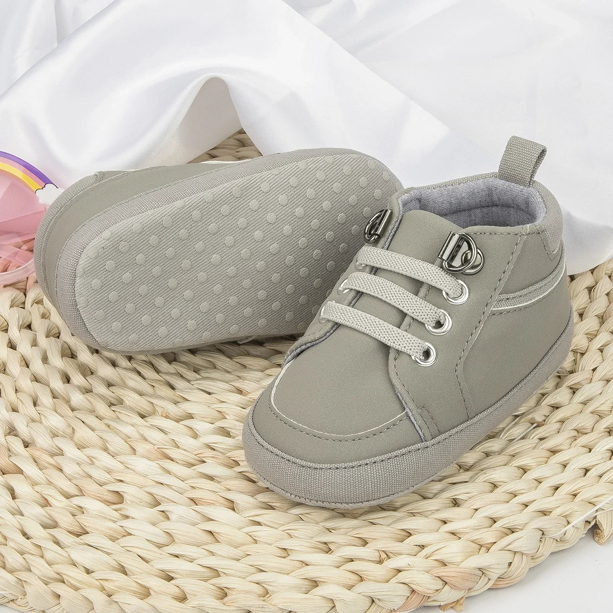 chaussure_bebe_en_cuir_gris_semelle