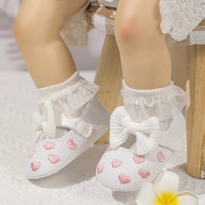 chaussure bebe fille en coton blanc a coeurs roses