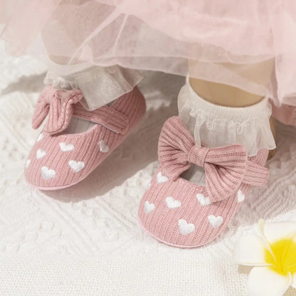 chaussure_bebe_fille_en_coton_rose-a_coeurs_blancs