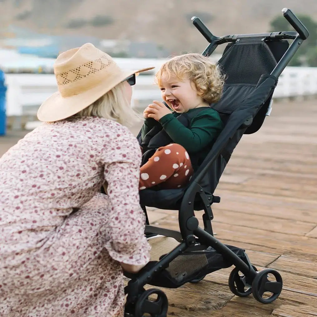 Poussette compacte pliable bébé heureux