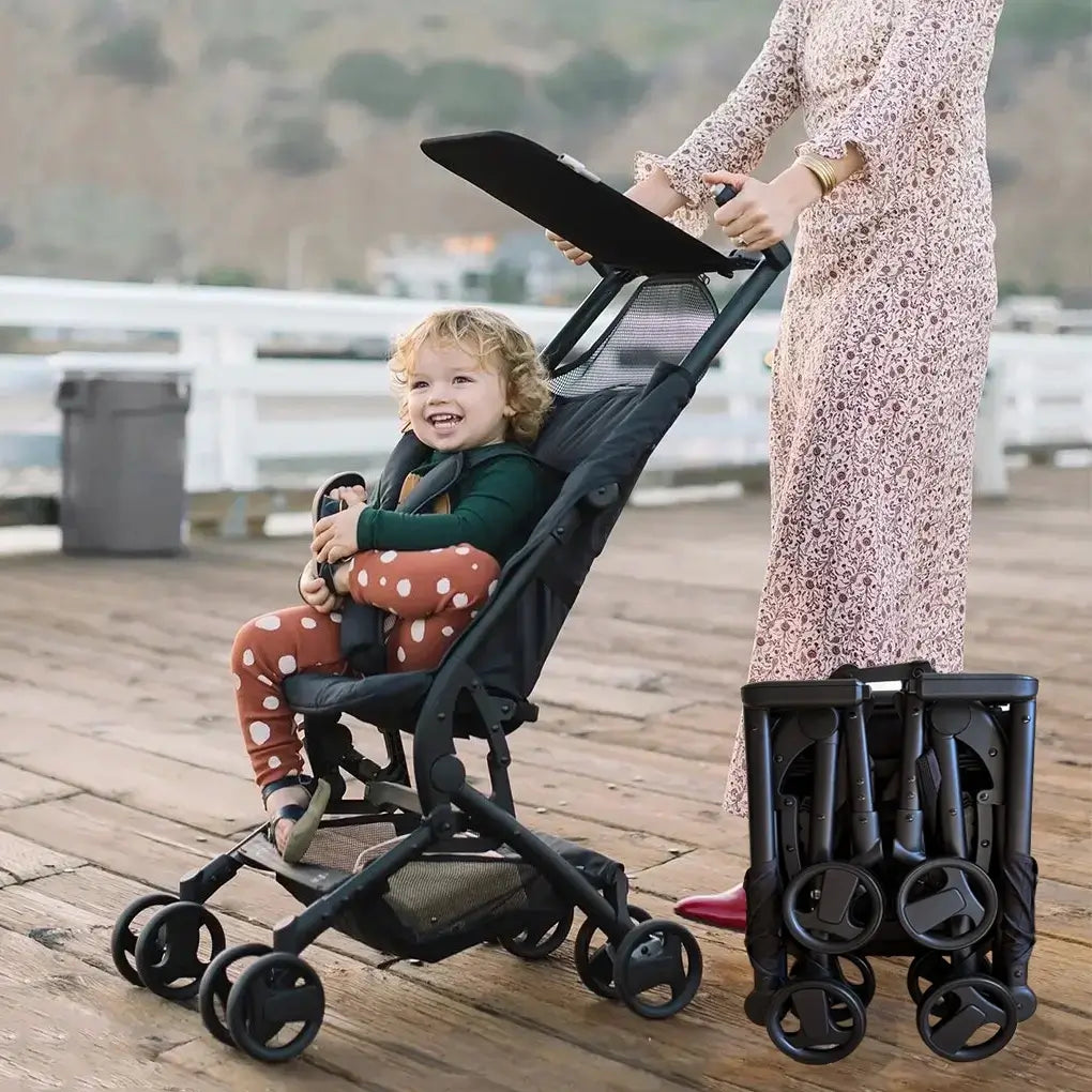 Poussette compacte pliable maman bébé